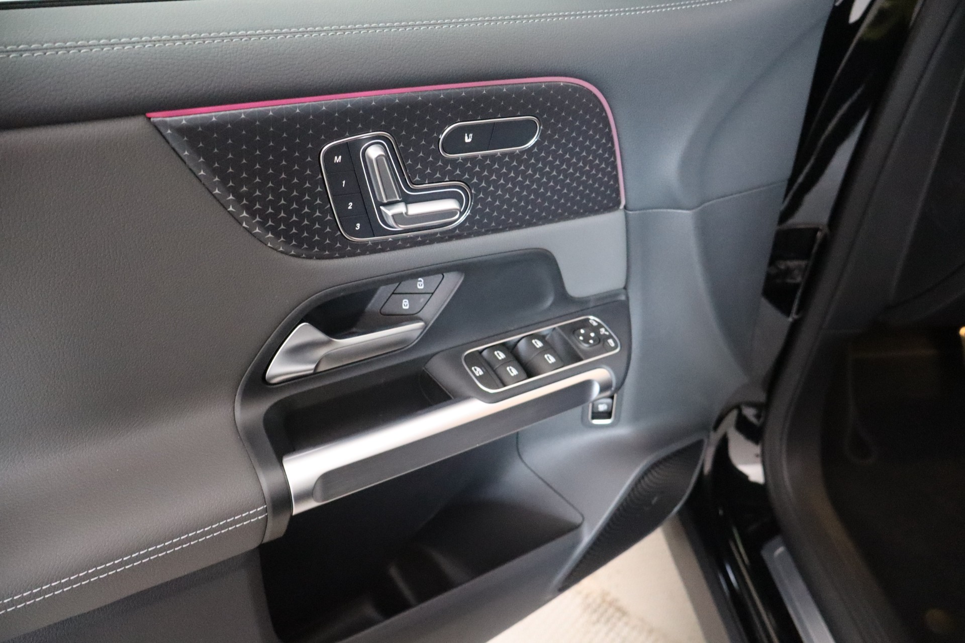 Mercedes-Benz EQB 2025