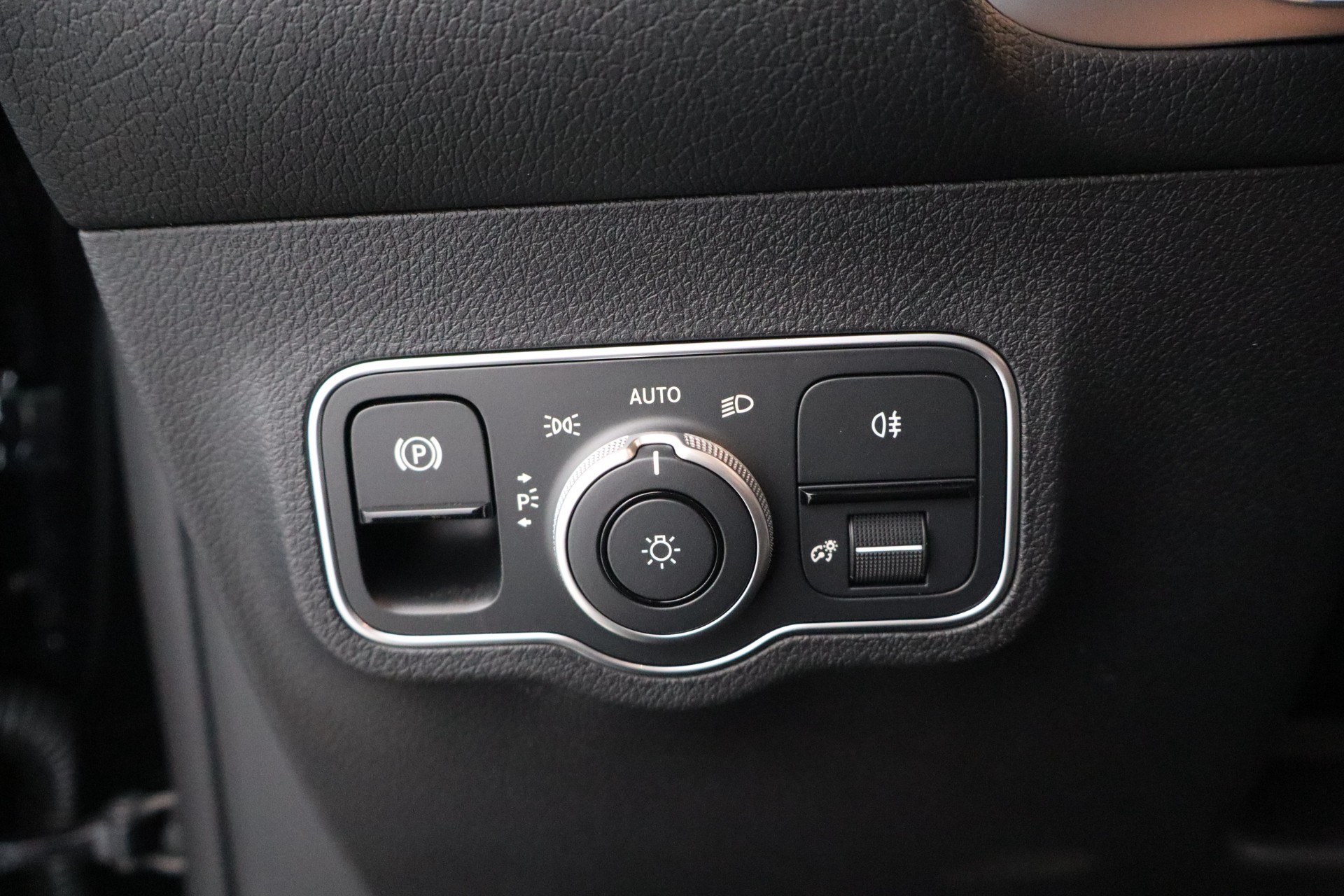 Mercedes-Benz EQB 2025