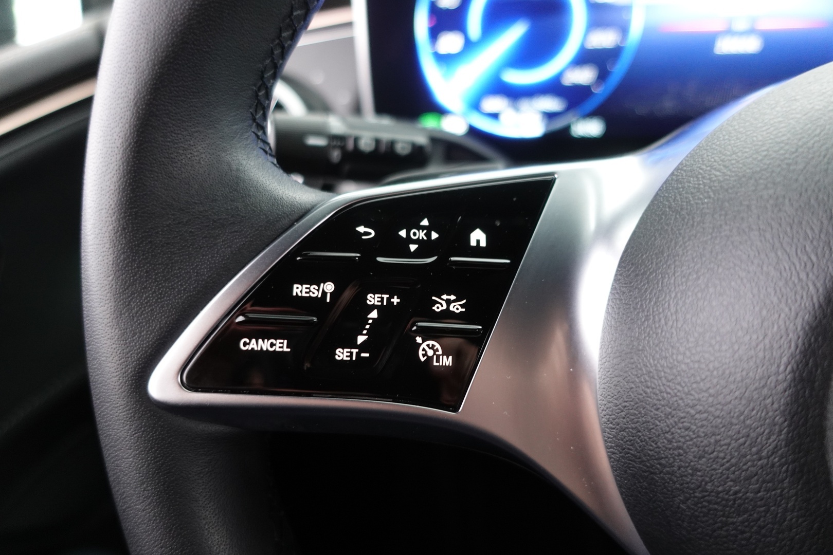 MERCEDES-BENZ EQE 2024