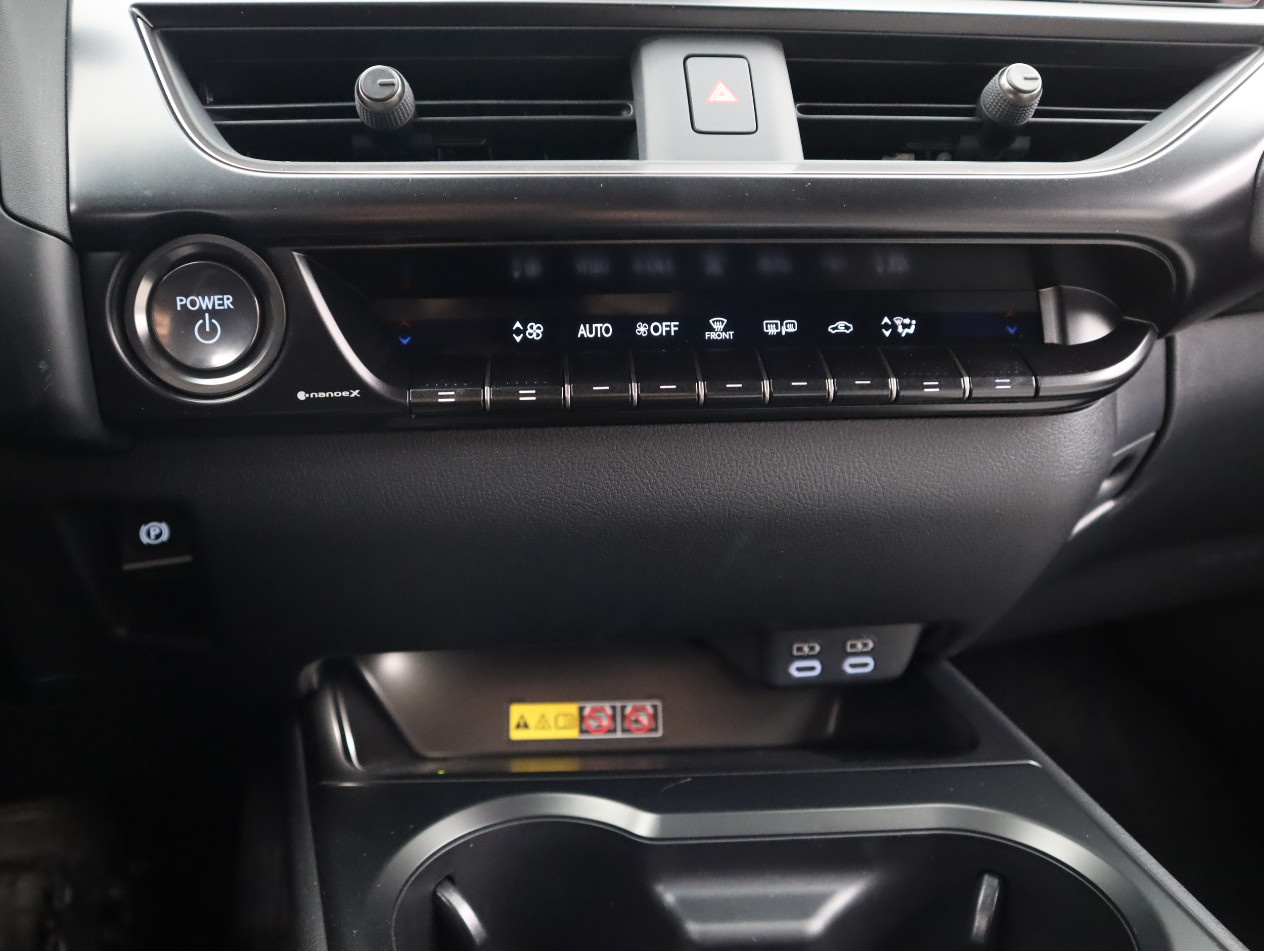 Lexus UX 2024