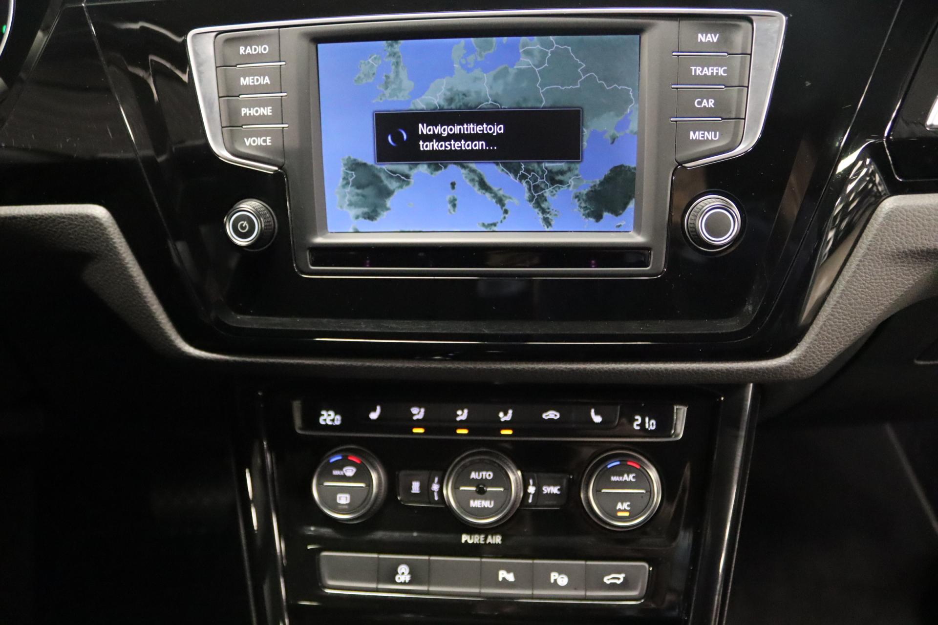 VOLKSWAGEN Touran 2016