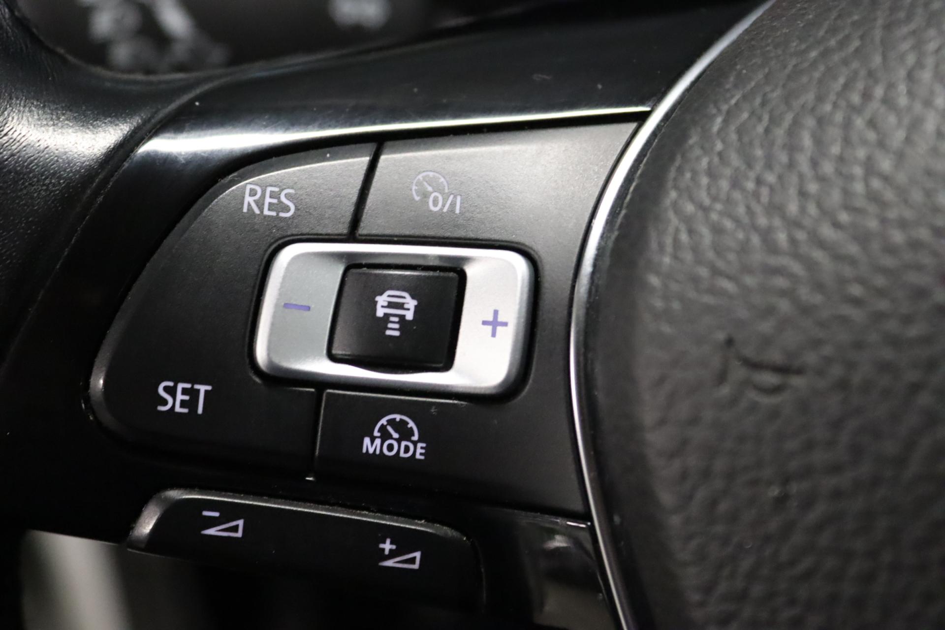 VOLKSWAGEN Touran 2016