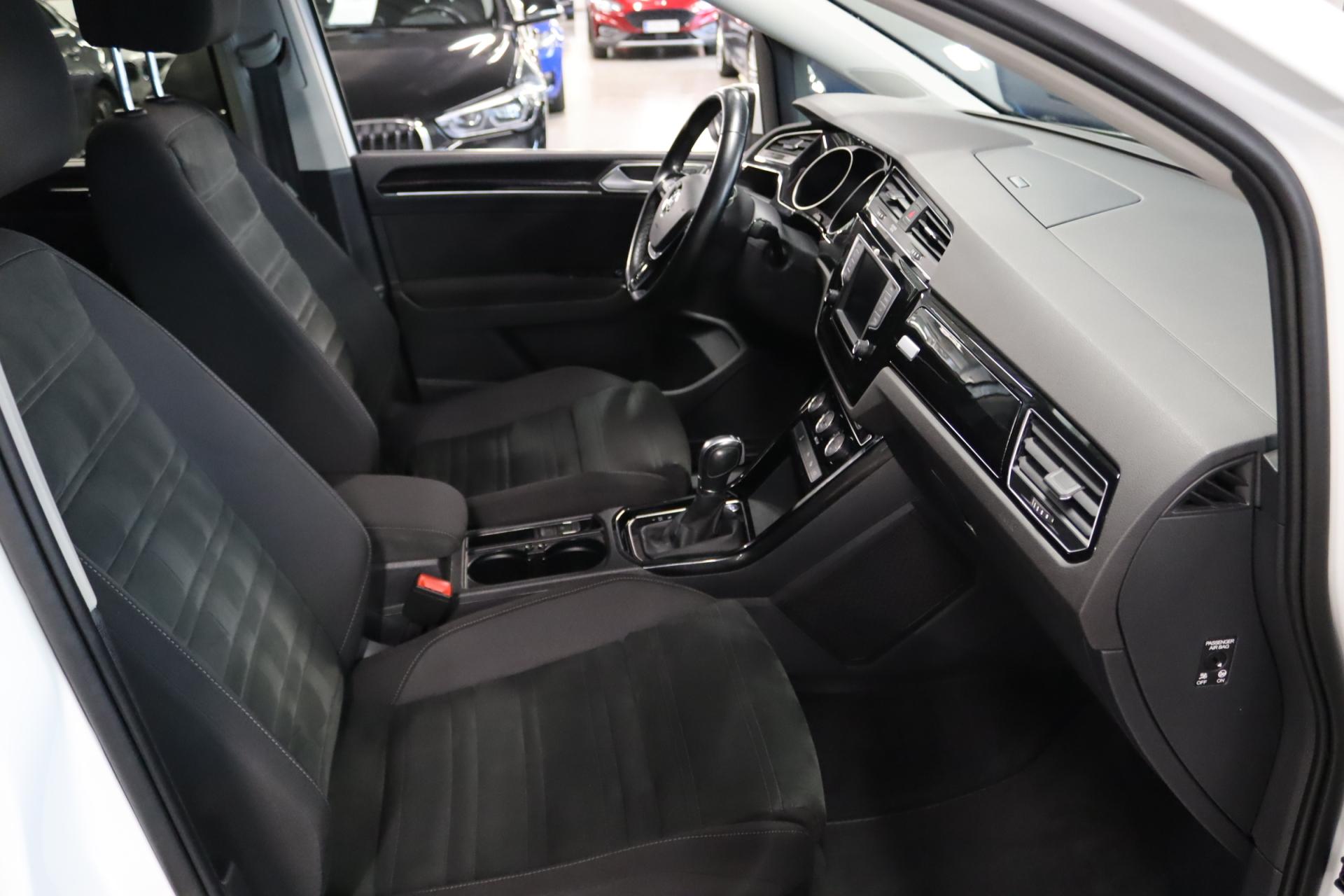 VOLKSWAGEN Touran 2016