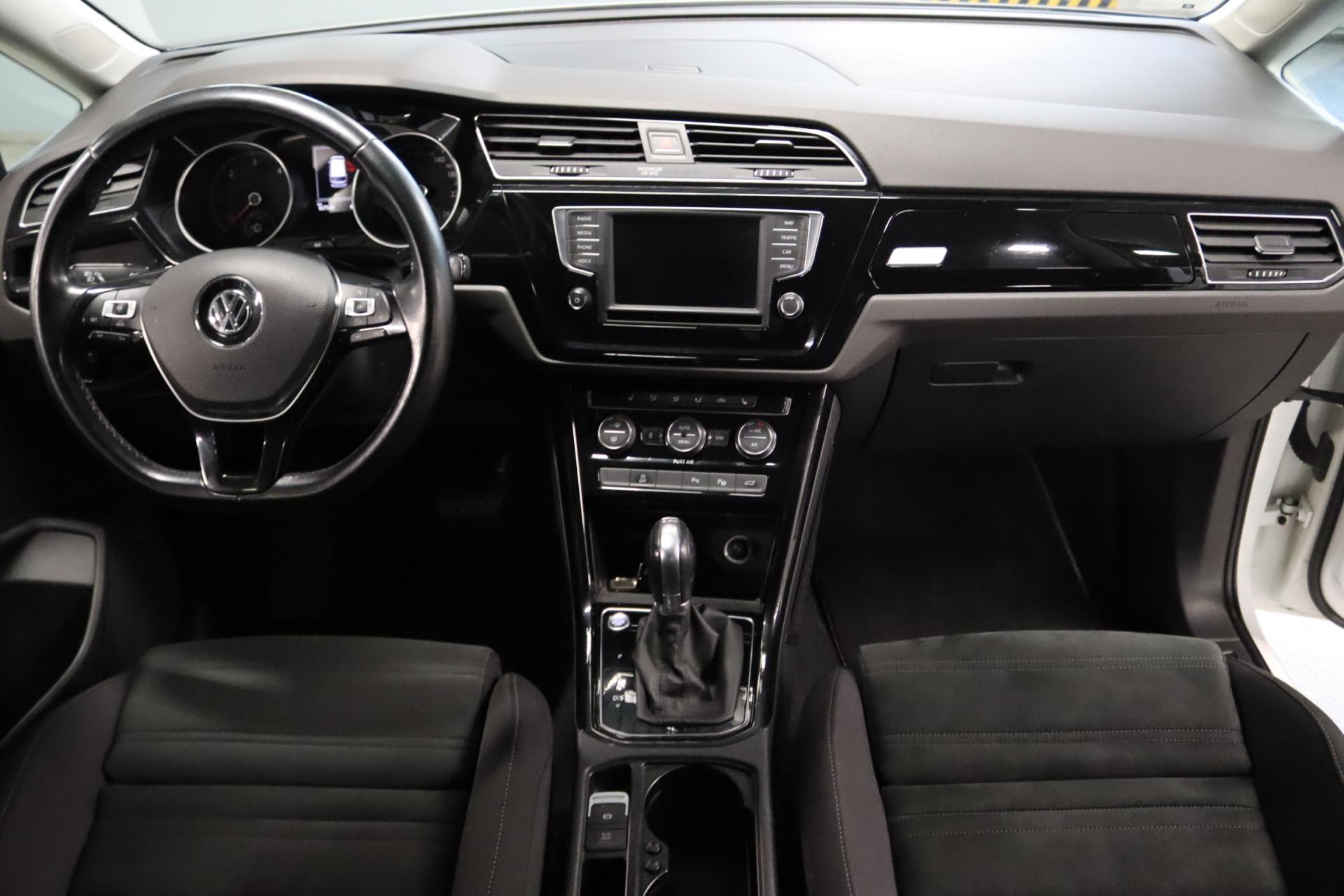 VOLKSWAGEN Touran 2016