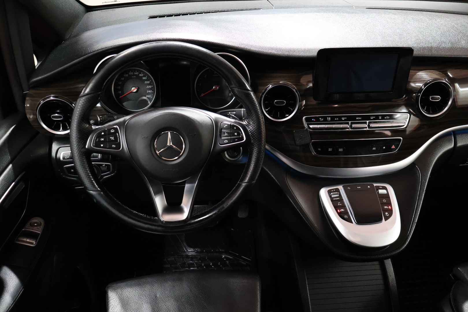 MERCEDES-BENZ V 2022