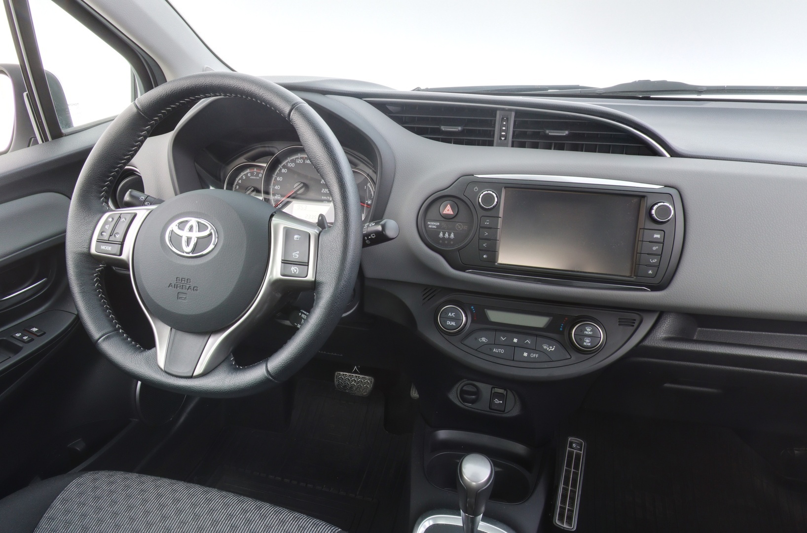 TOYOTA Yaris 2015