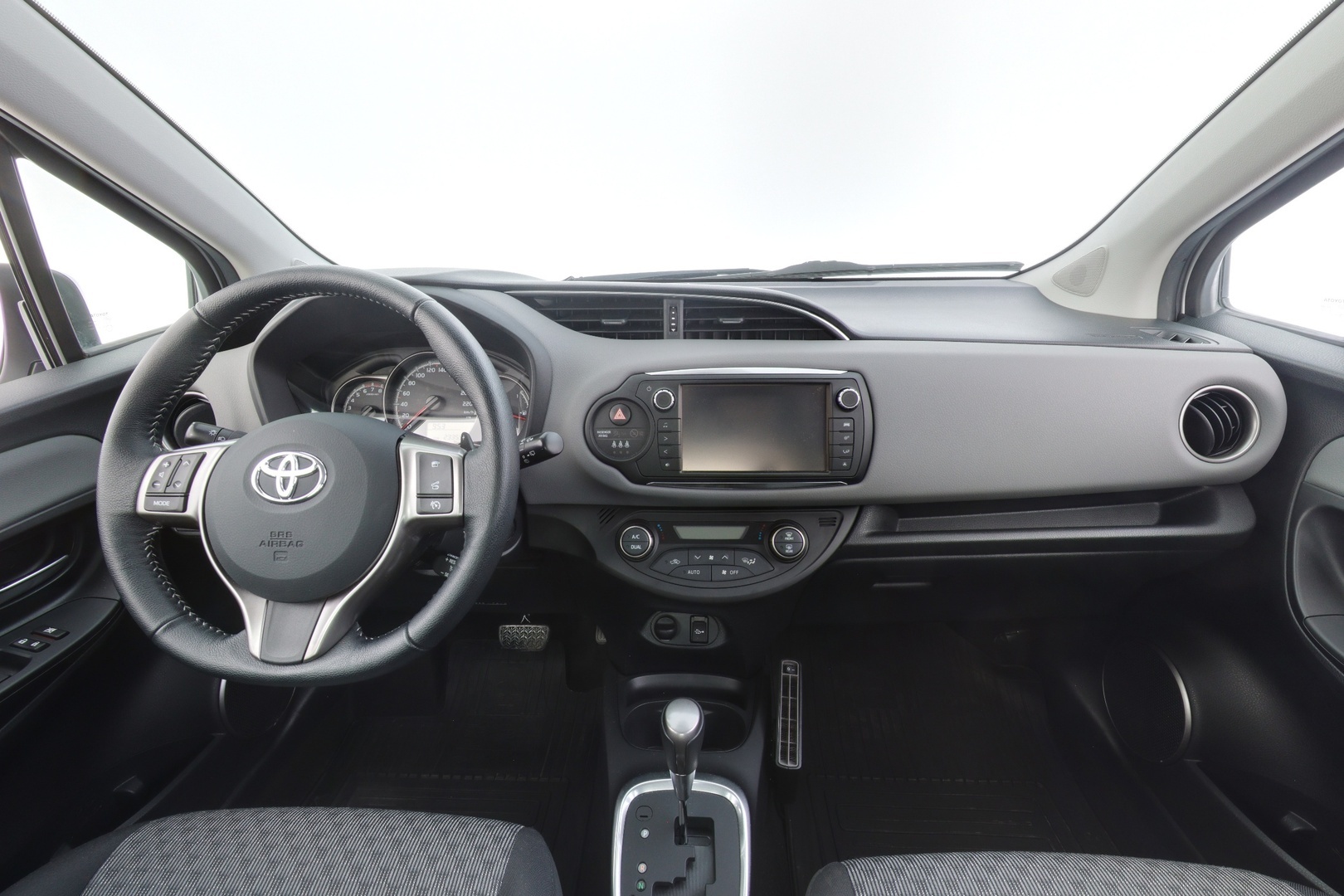 TOYOTA Yaris 2015