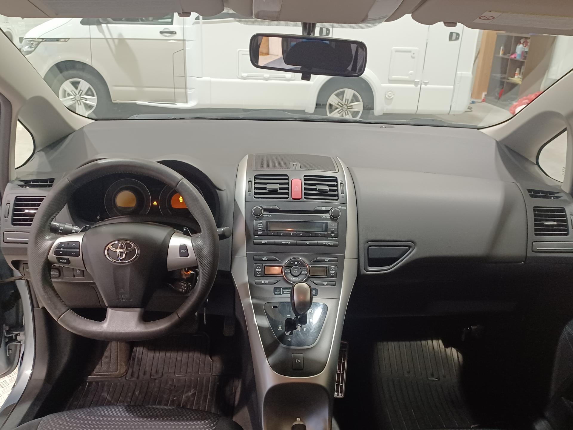 TOYOTA Auris 2011