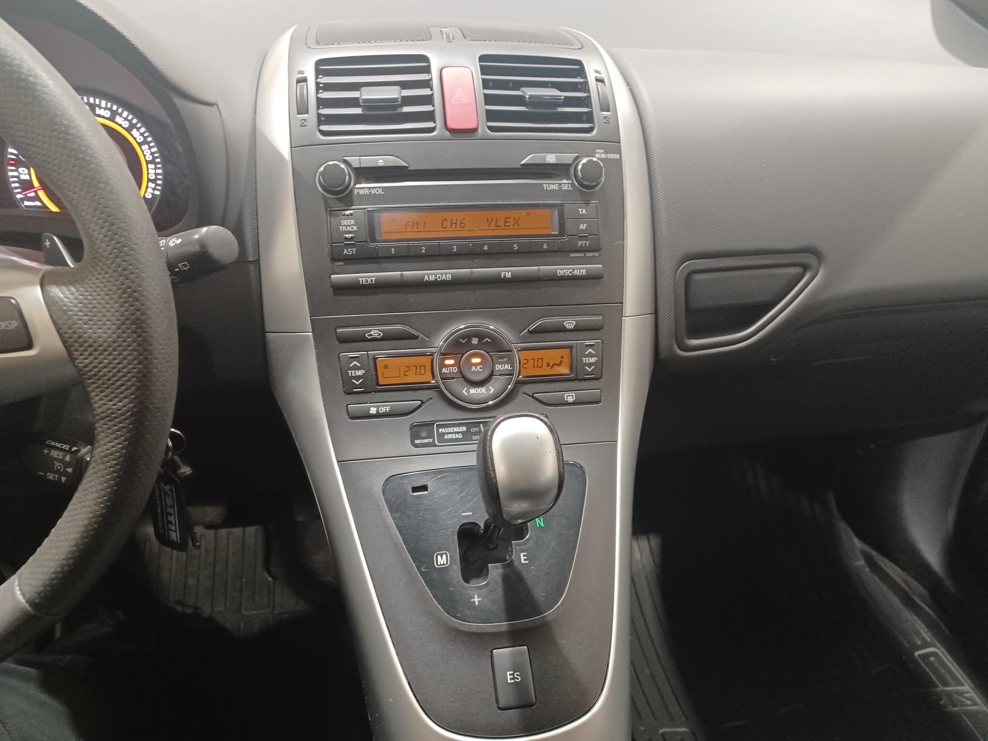 TOYOTA Auris 2011