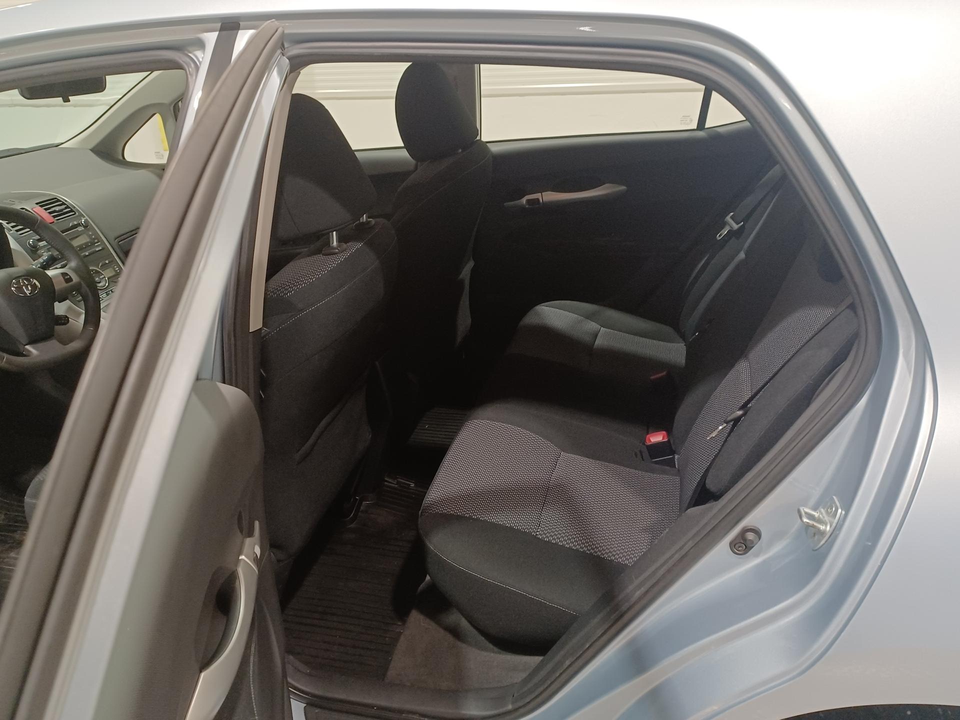 TOYOTA Auris 2011