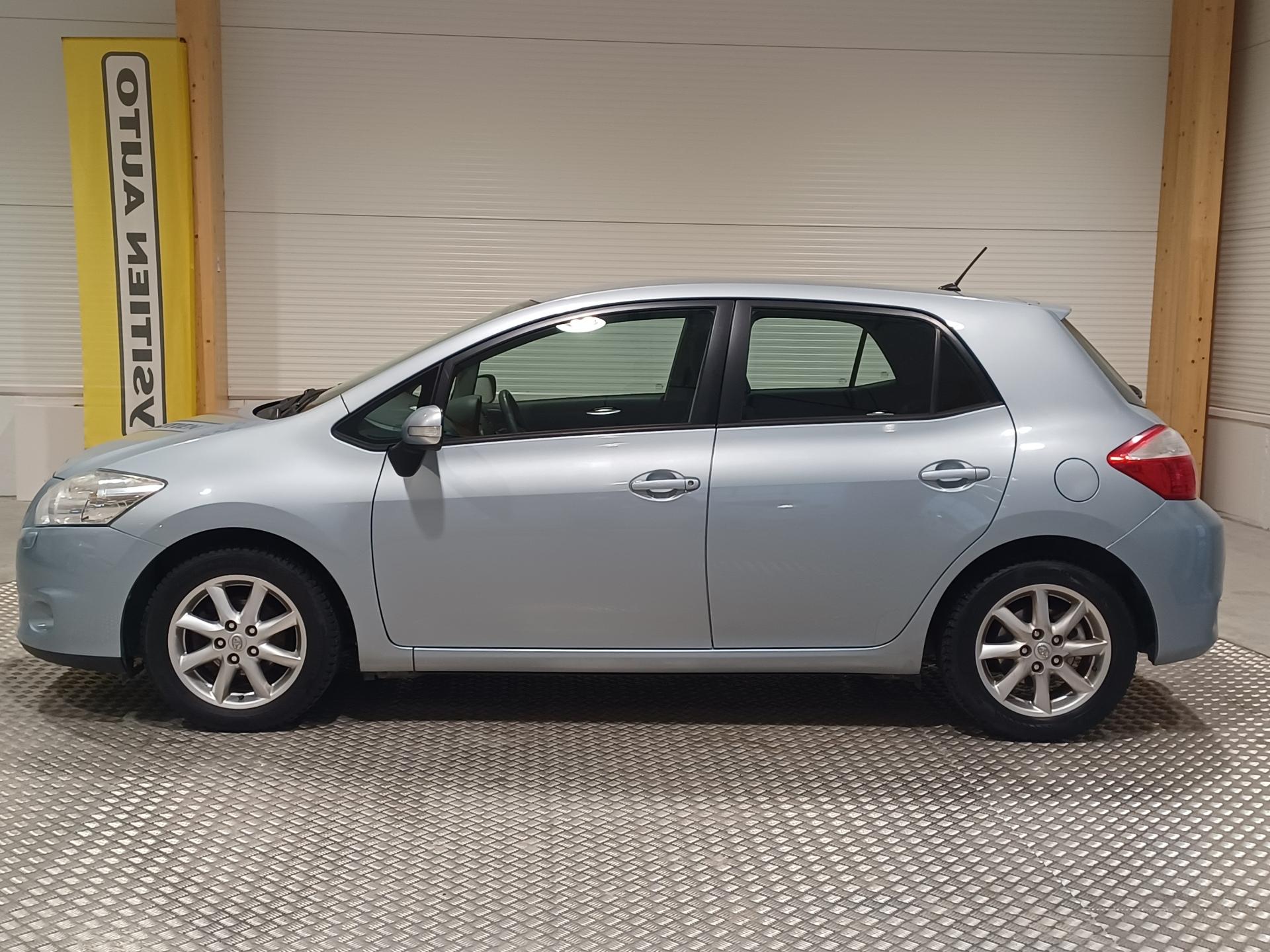 TOYOTA Auris 2011