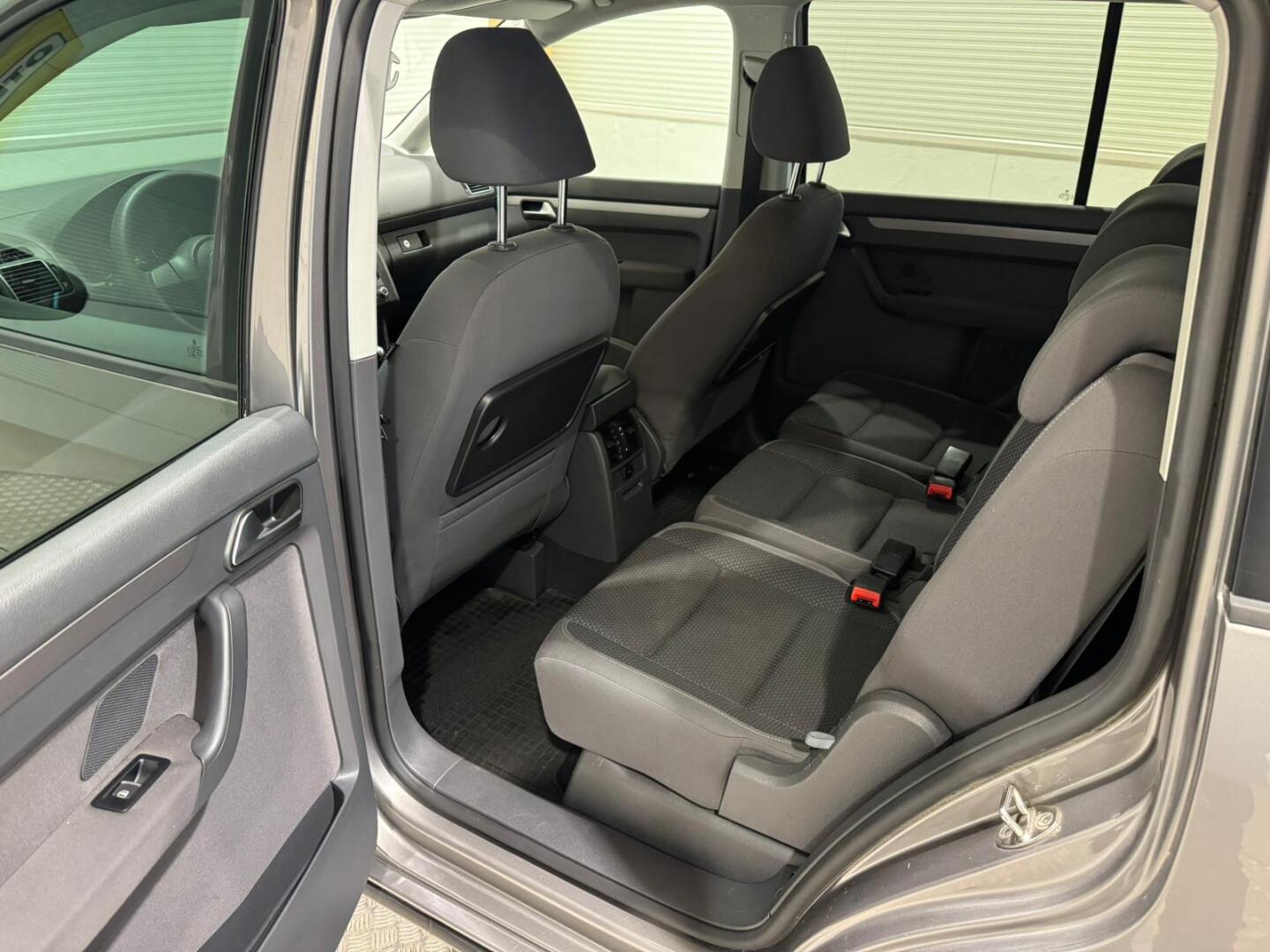 VOLKSWAGEN Touran 2011