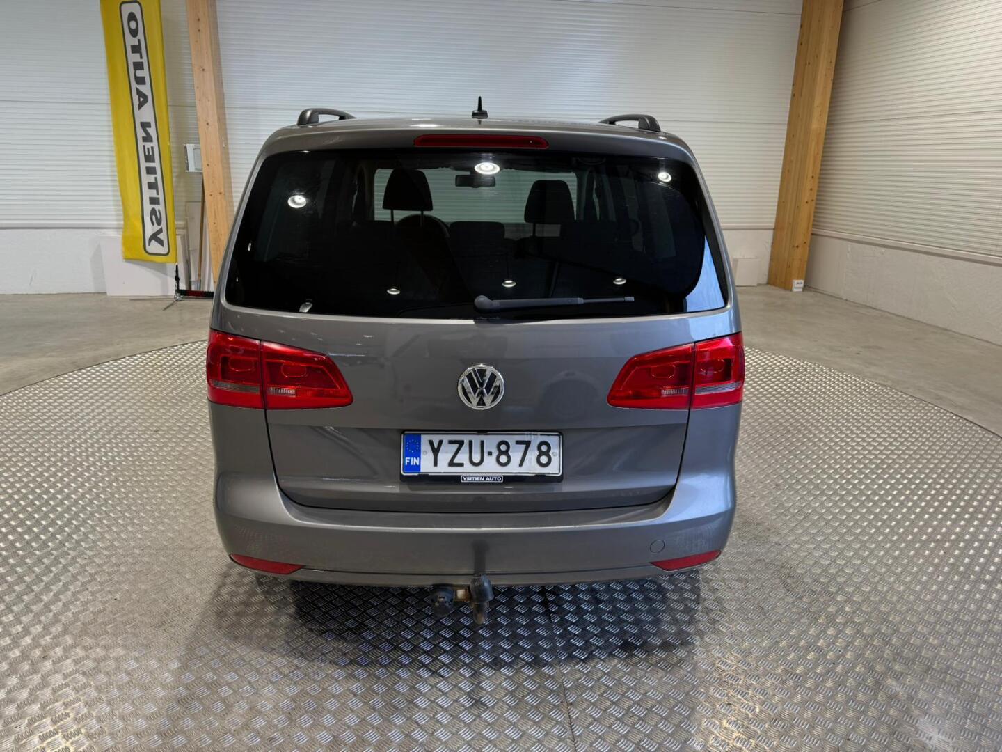 VOLKSWAGEN Touran 2011