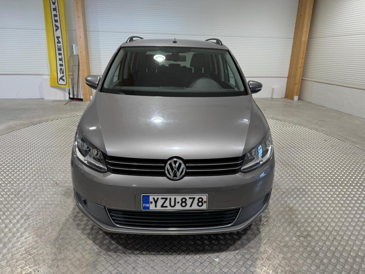 VOLKSWAGEN Touran 2011