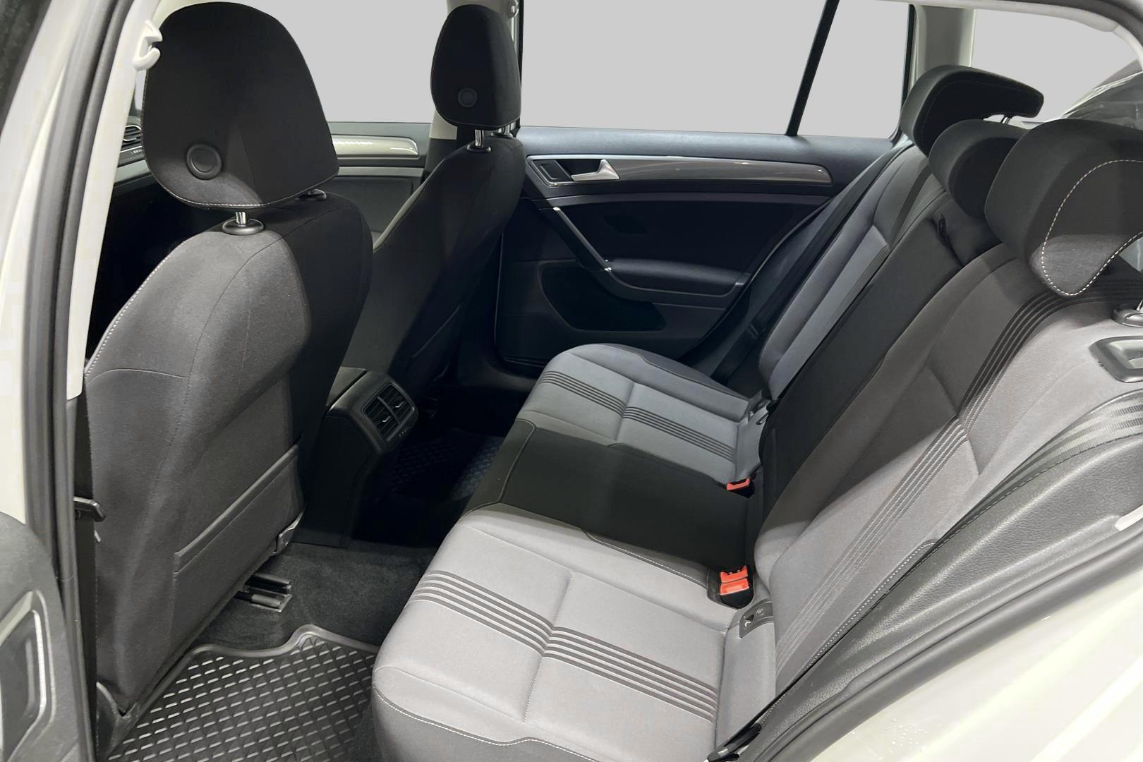 VOLKSWAGEN Golf 2016