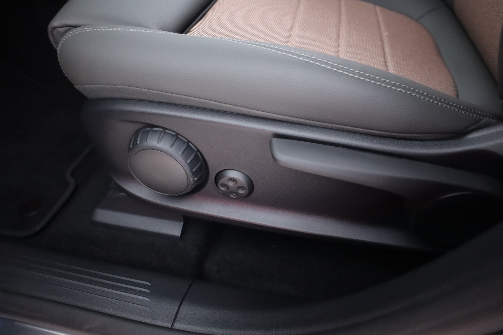 MERCEDES-BENZ EQB 2025