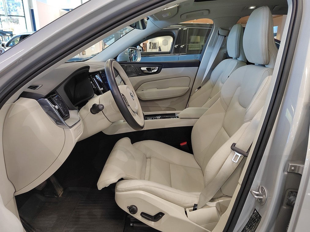 VOLVO XC60 2023