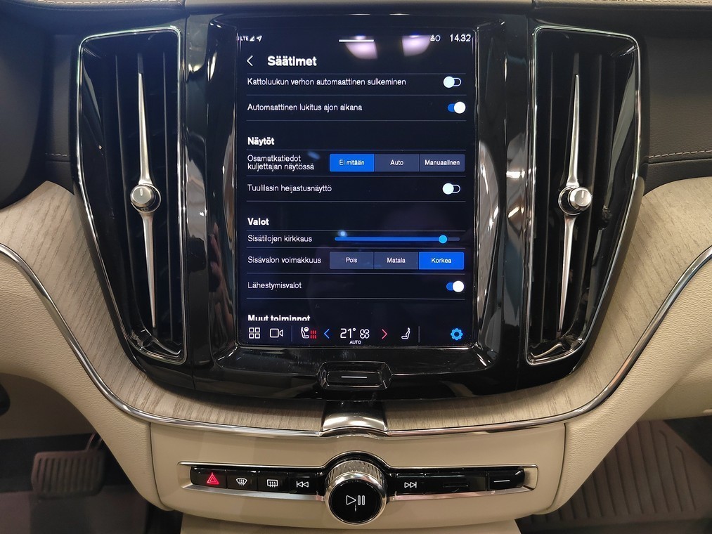VOLVO XC60 2023