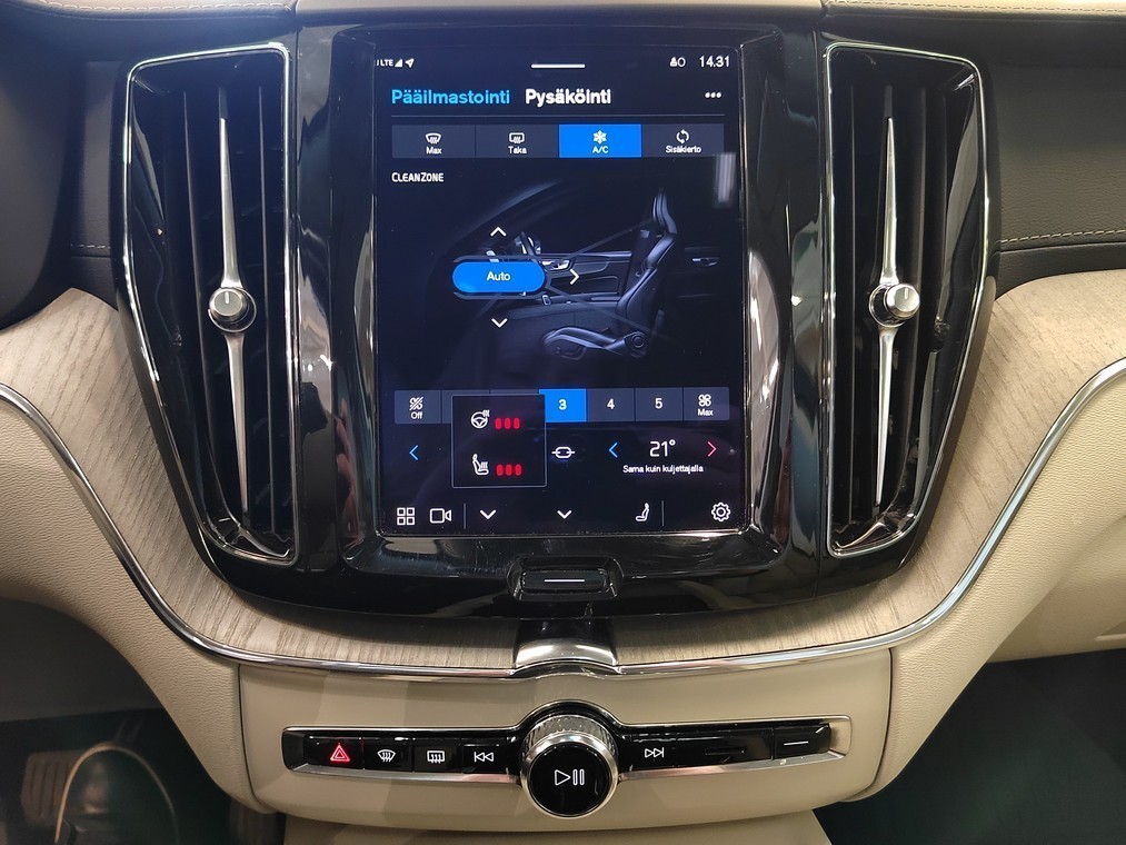 VOLVO XC60 2023