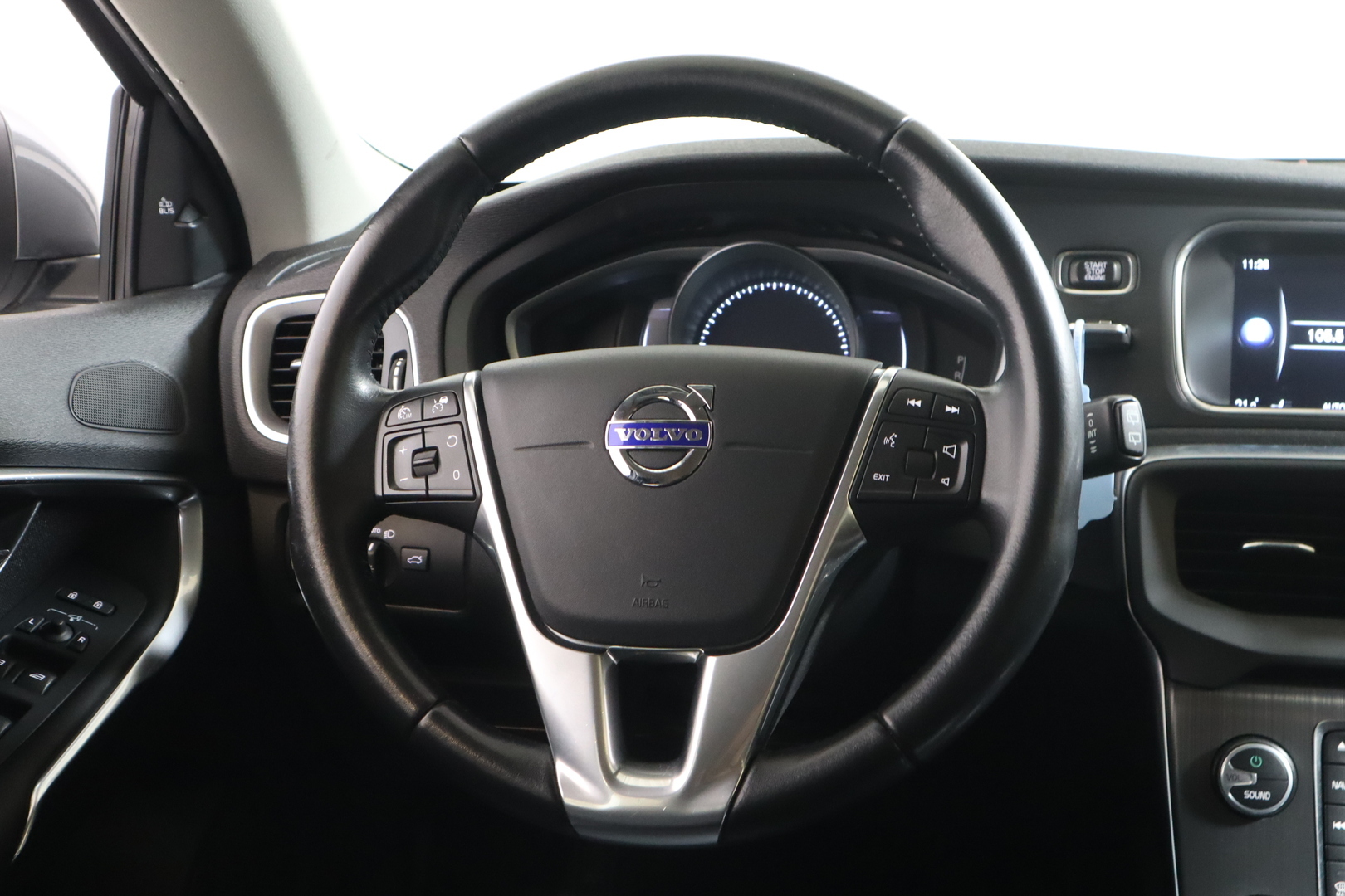 VOLVO V40 2016