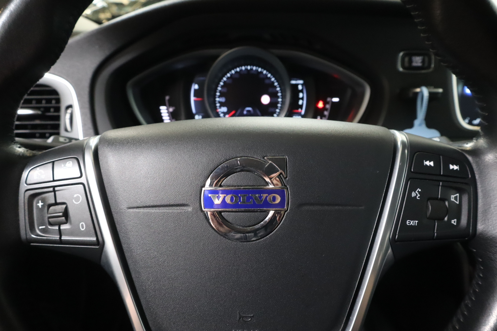 VOLVO V40 2016
