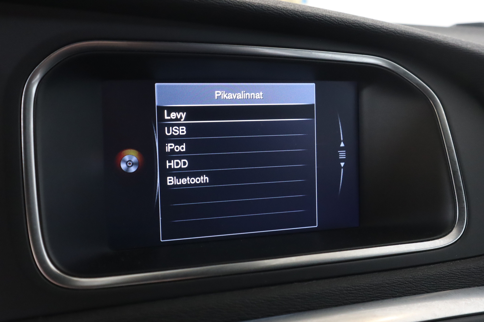 VOLVO V40 2016
