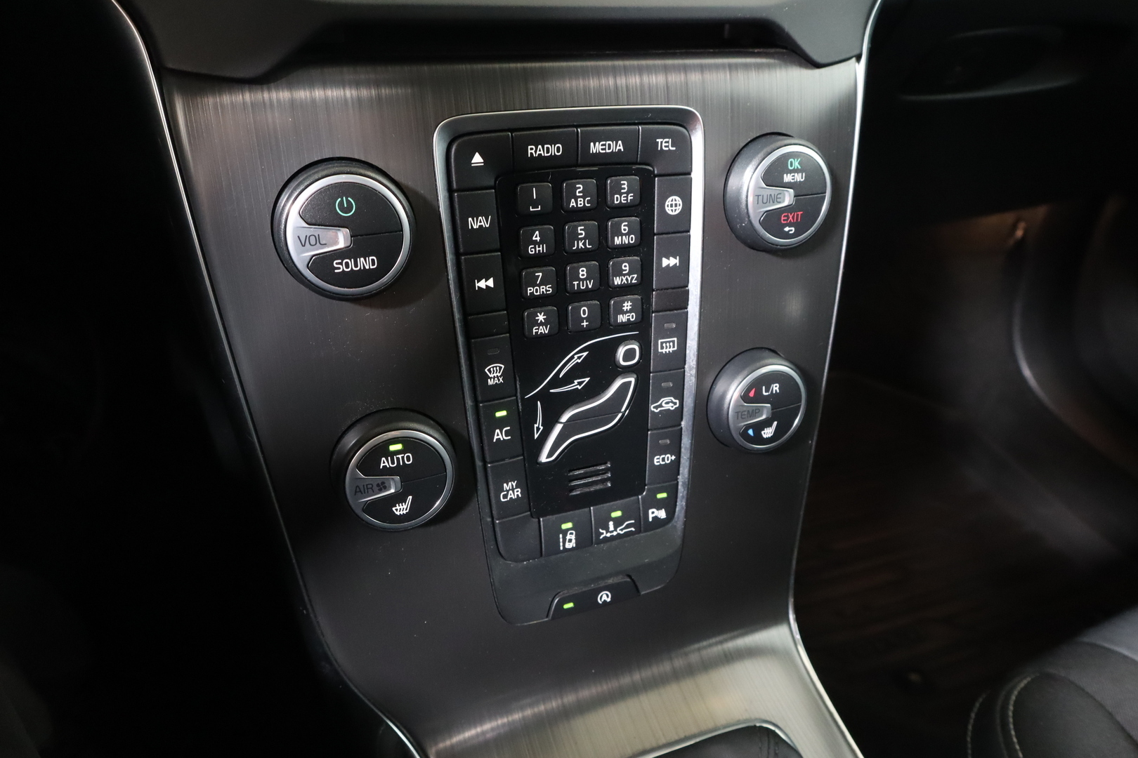 VOLVO V40 2016