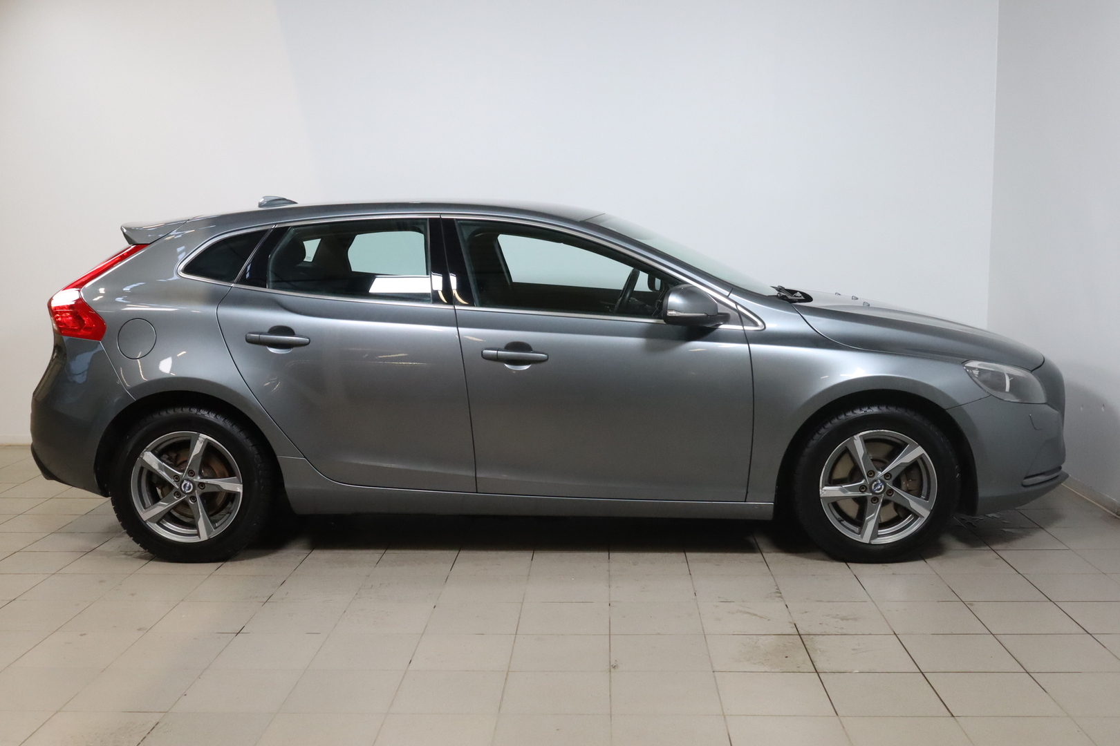 VOLVO V40 2016