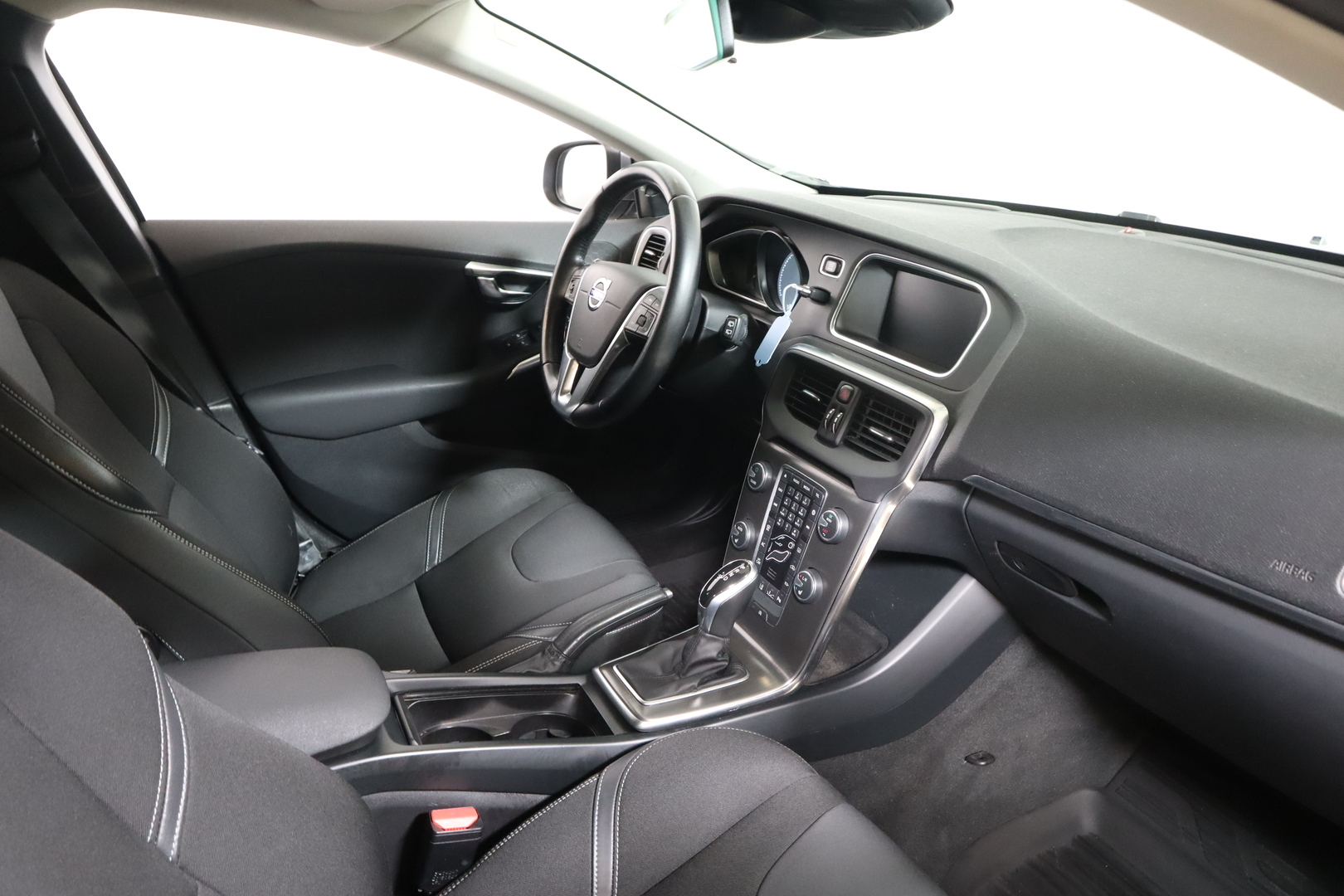 VOLVO V40 2016