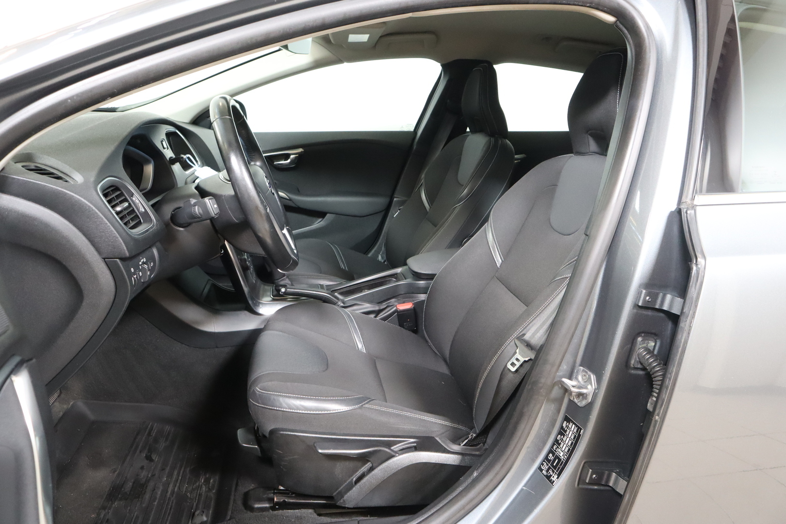 VOLVO V40 2016