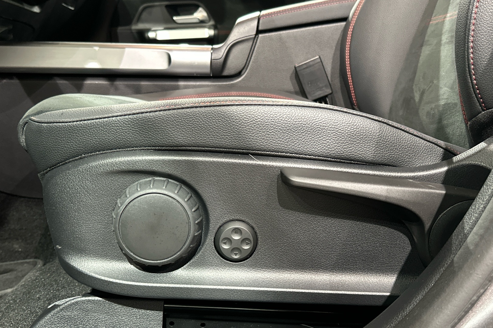 MERCEDES-BENZ EQB 2024