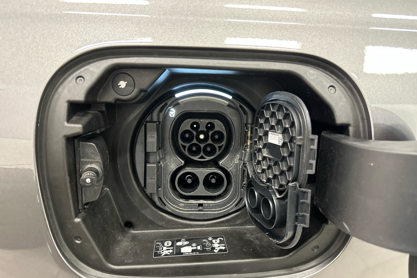 MERCEDES-BENZ EQB 2024