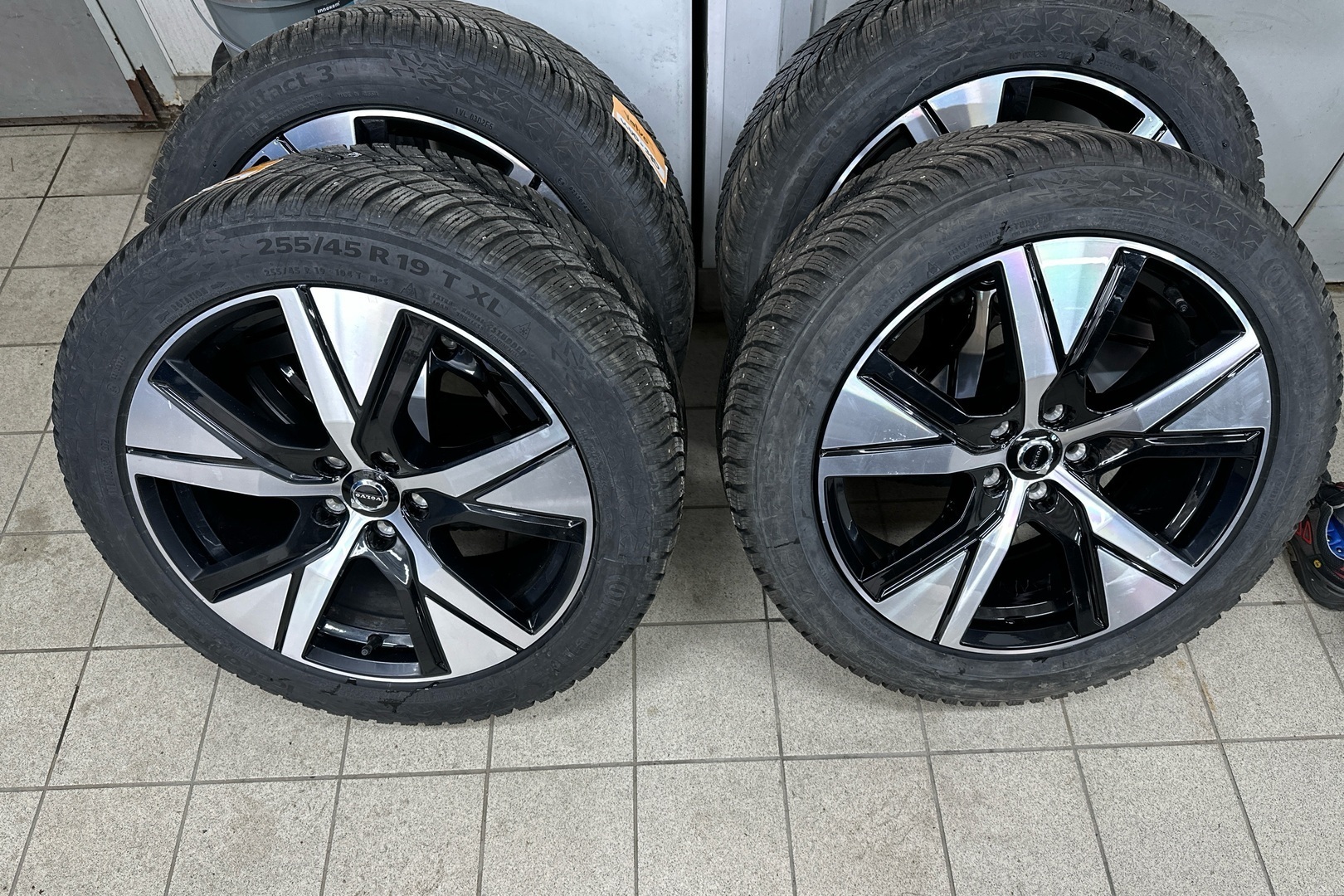 VOLVO XC40 2023