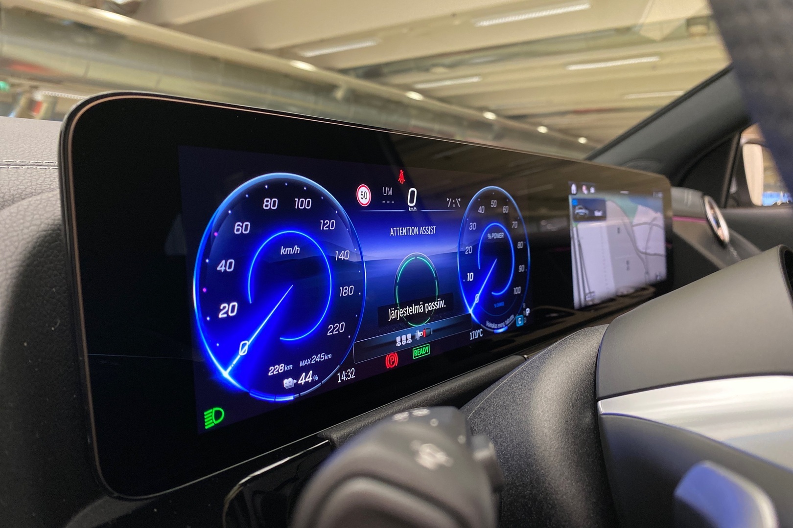 MERCEDES-BENZ EQA 2025