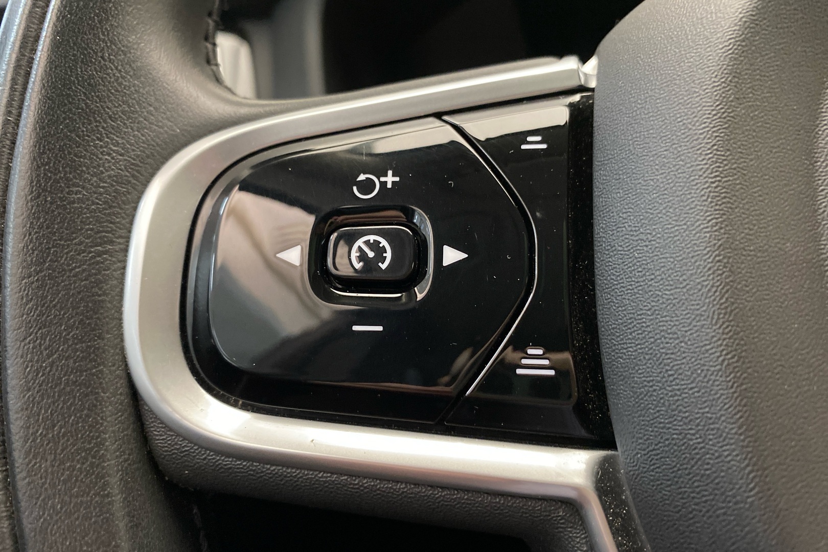 VOLVO XC60 2022