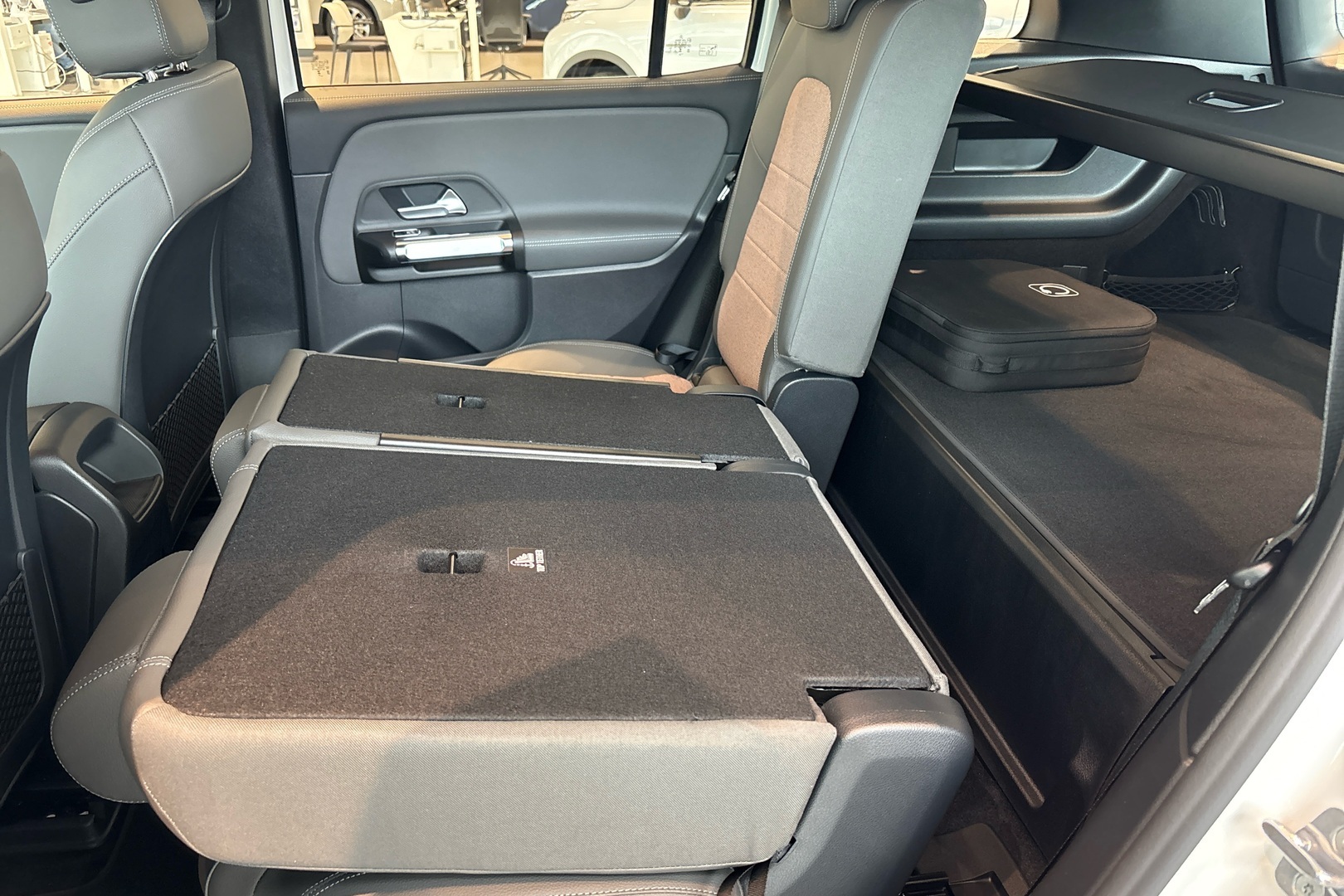 MERCEDES-BENZ EQB 2025