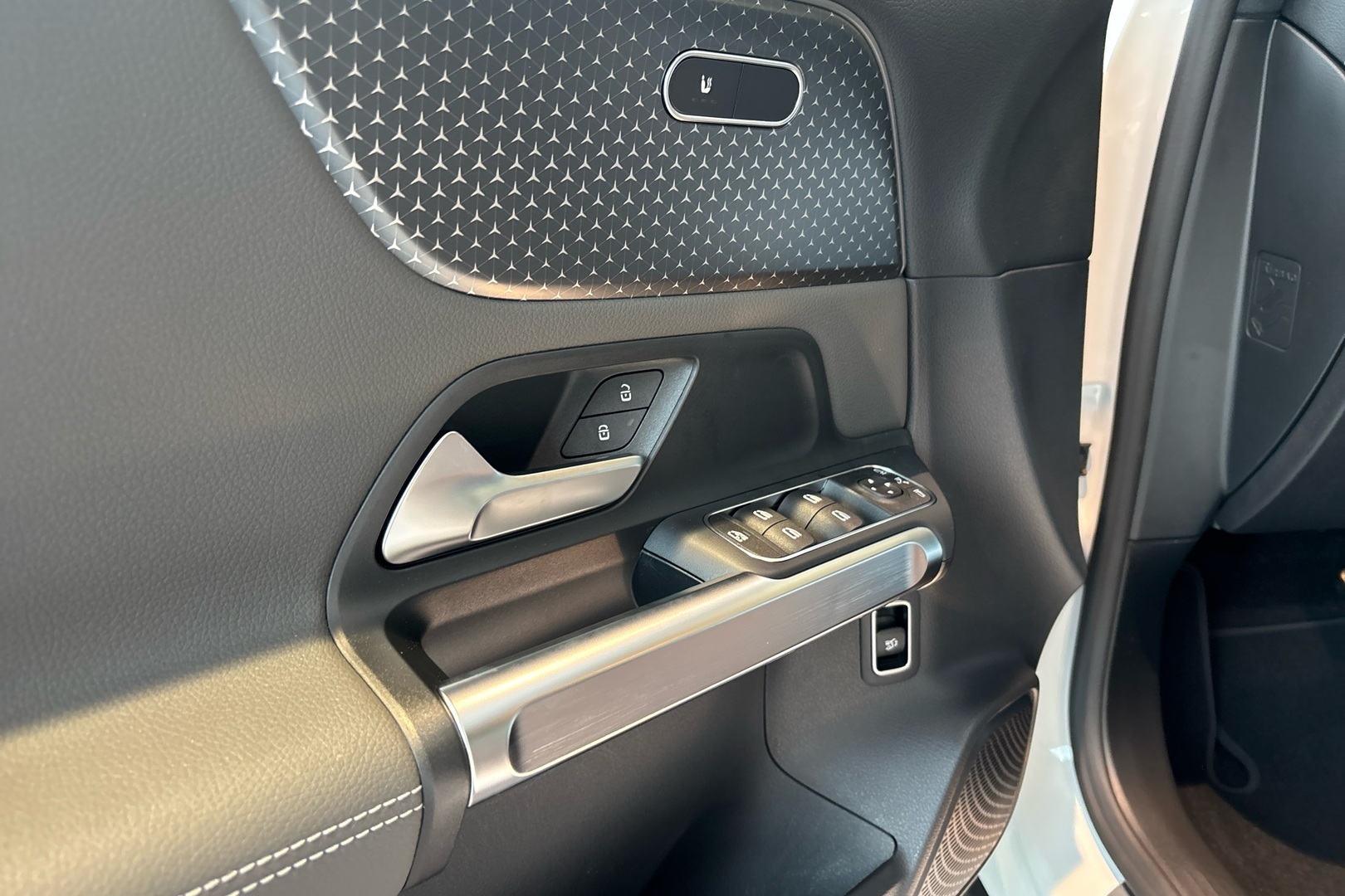 MERCEDES-BENZ EQB 2025