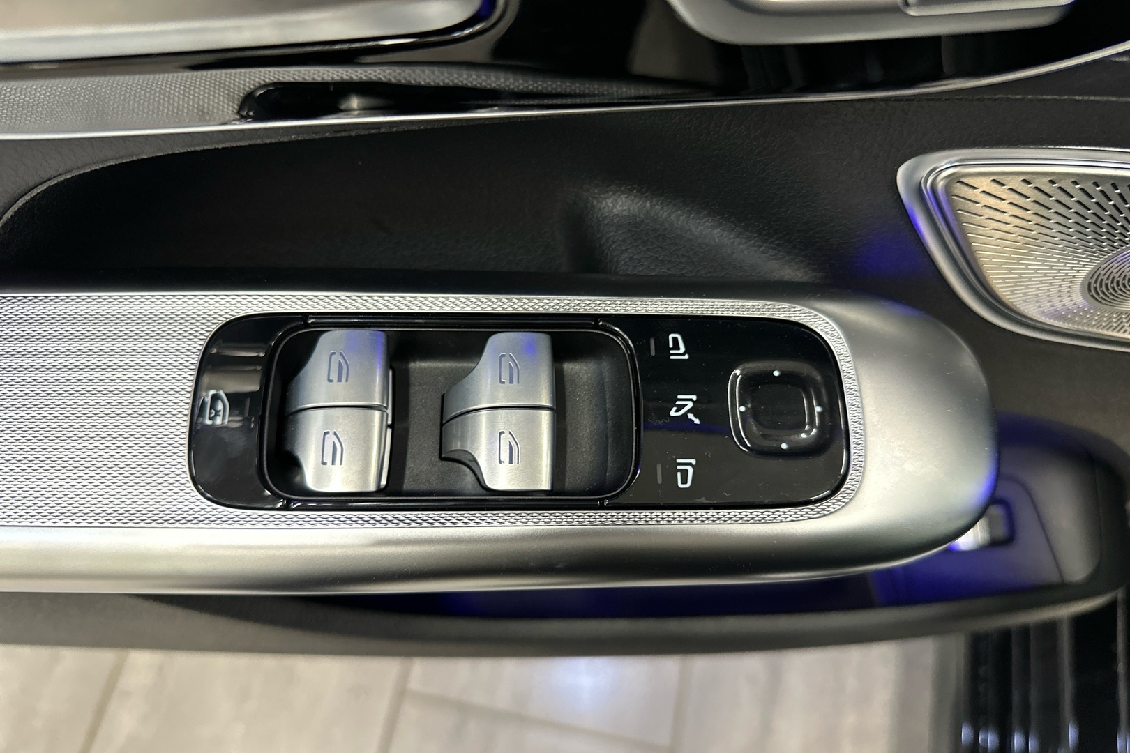 MERCEDES-BENZ EQE 2024