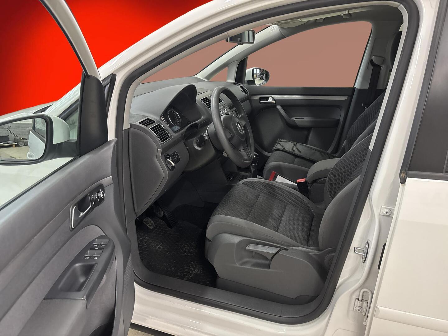 VOLKSWAGEN Touran 2013