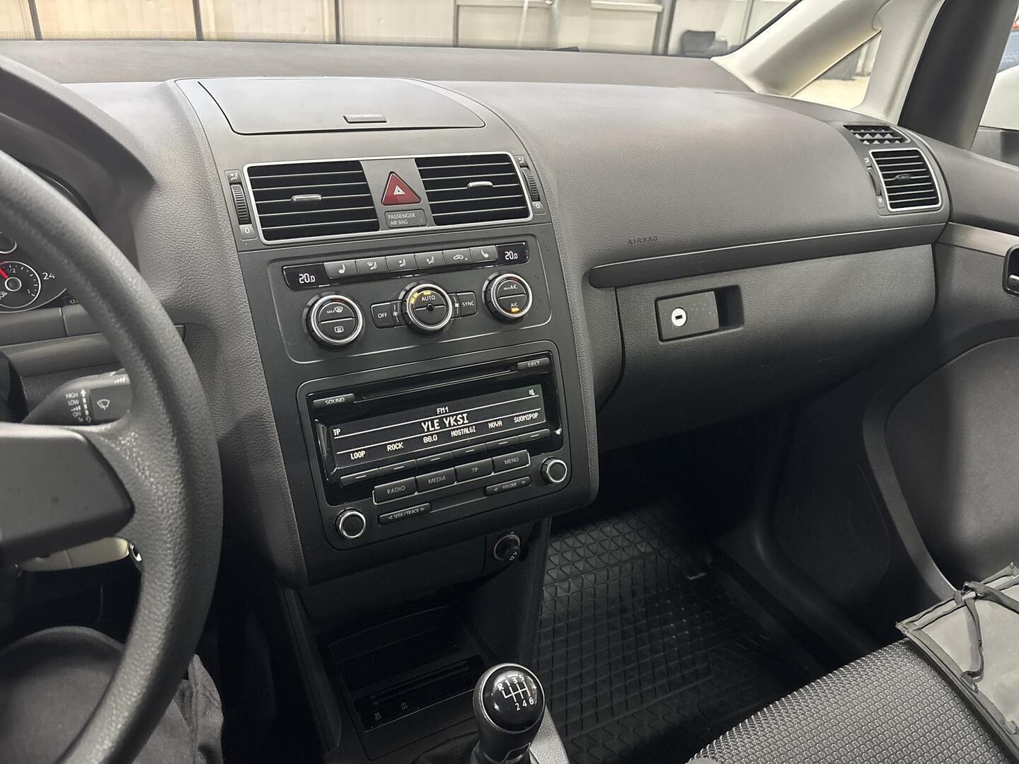 VOLKSWAGEN Touran 2013