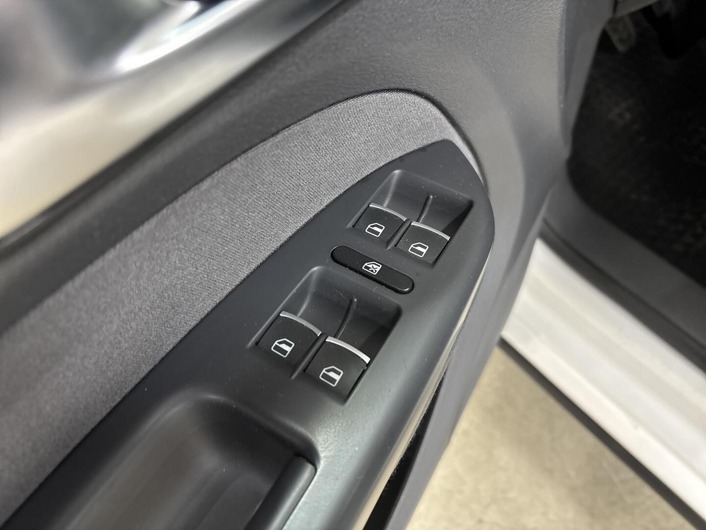 VOLKSWAGEN Touran 2013