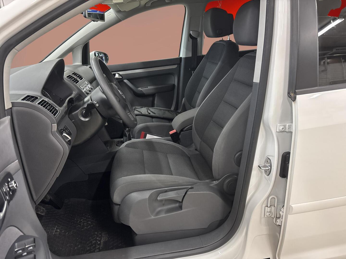VOLKSWAGEN Touran 2013