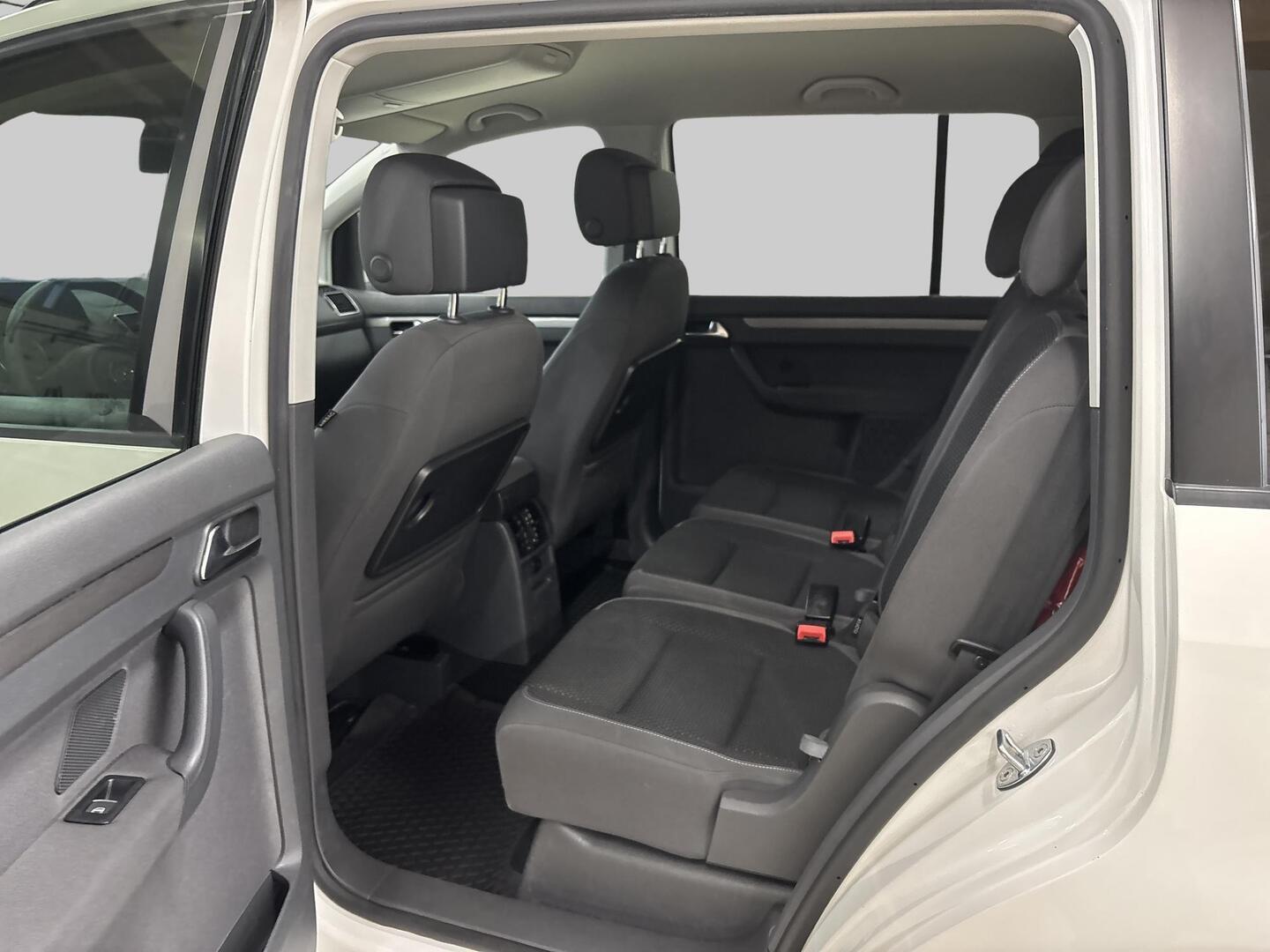 VOLKSWAGEN Touran 2013