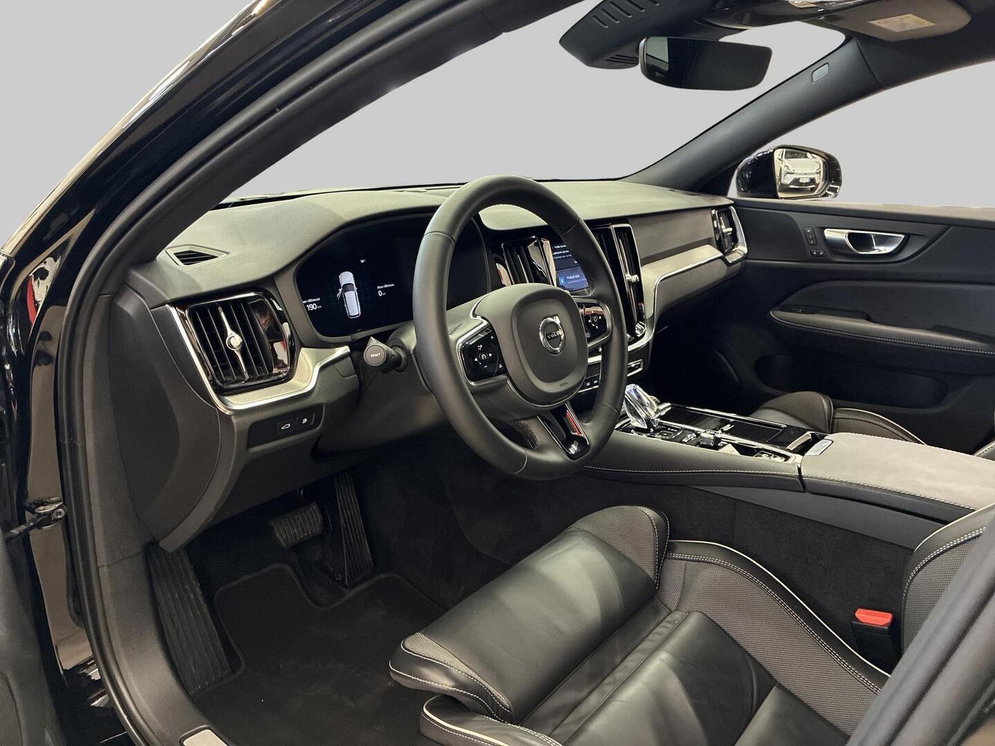VOLVO V60 2023
