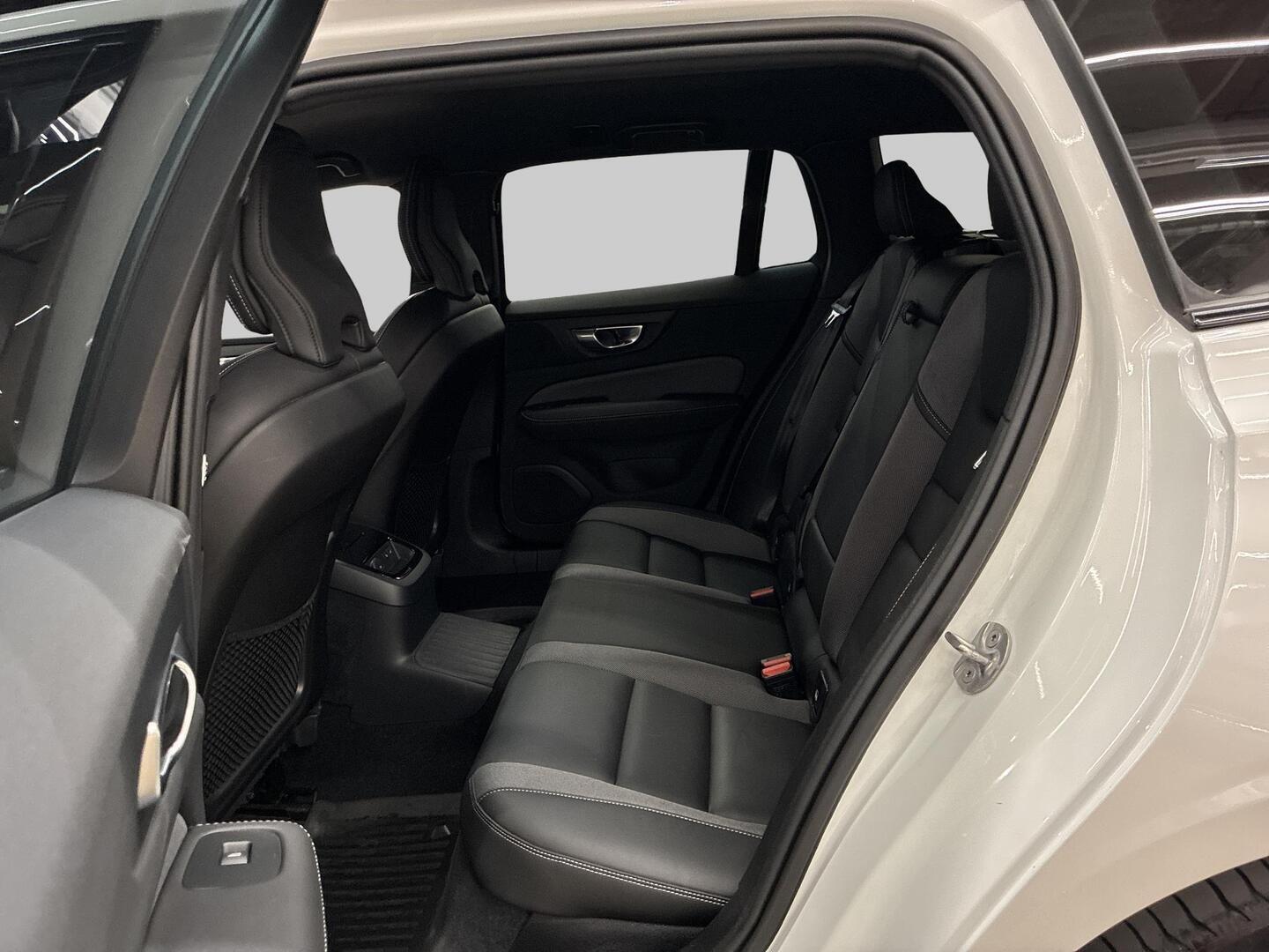 VOLVO V60 2023