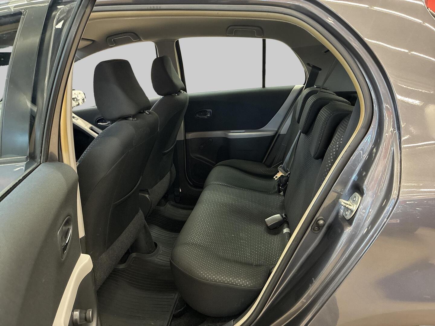 TOYOTA Yaris 2010