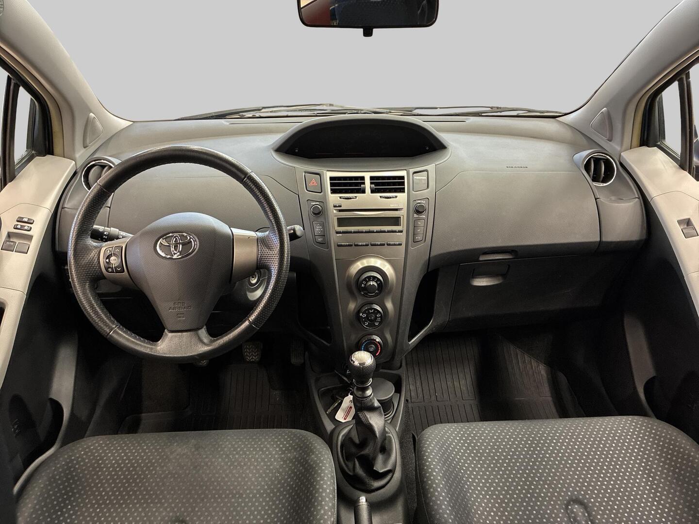 TOYOTA Yaris 2010