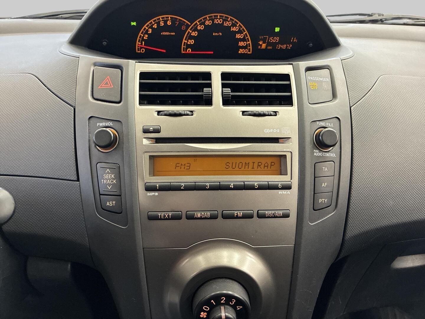 TOYOTA Yaris 2010