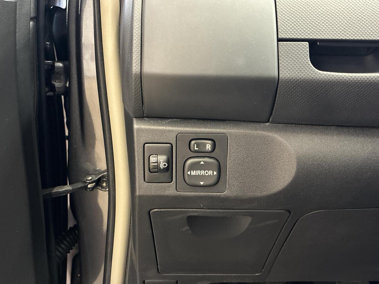TOYOTA Yaris 2010