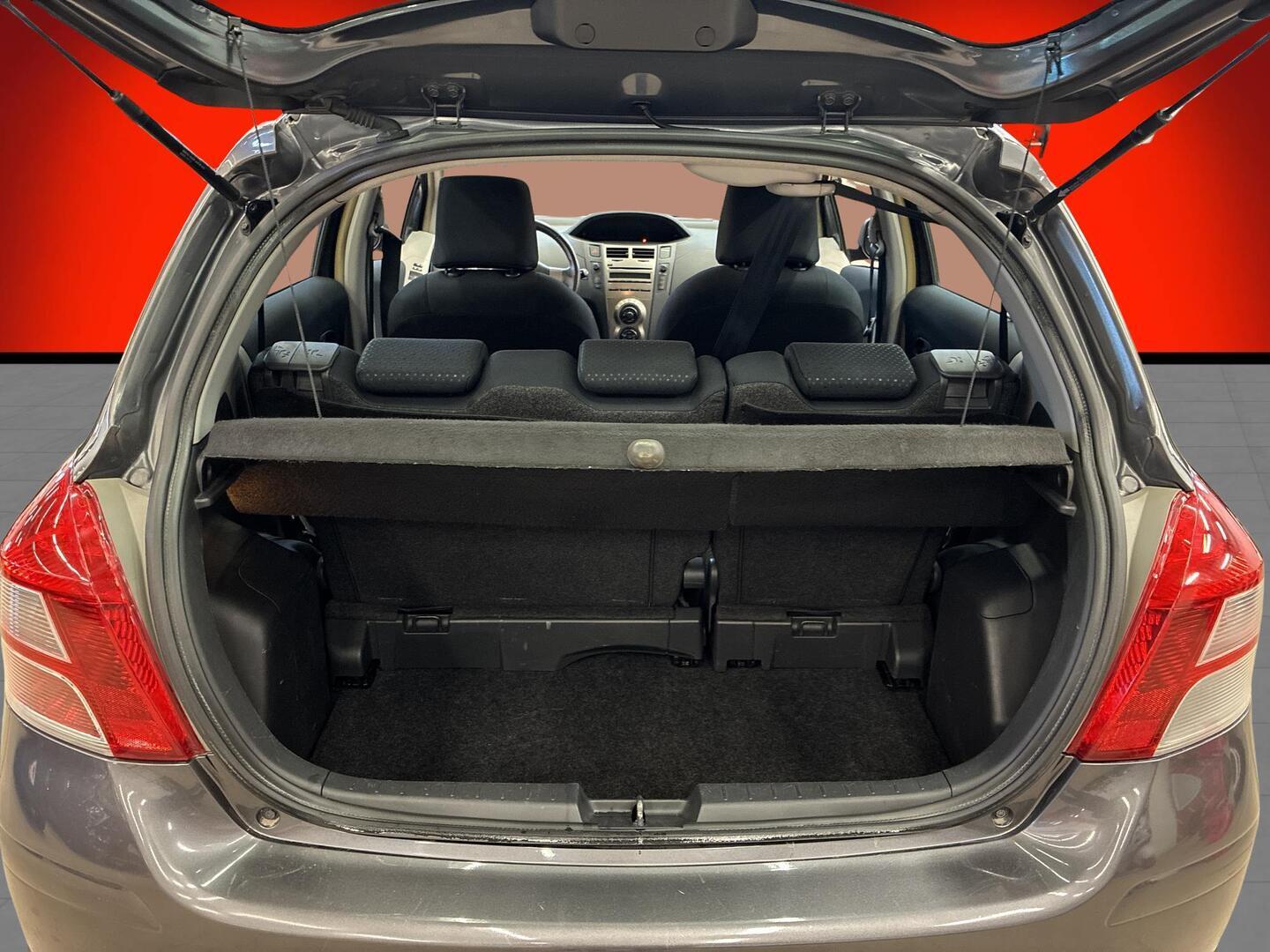 TOYOTA Yaris 2010